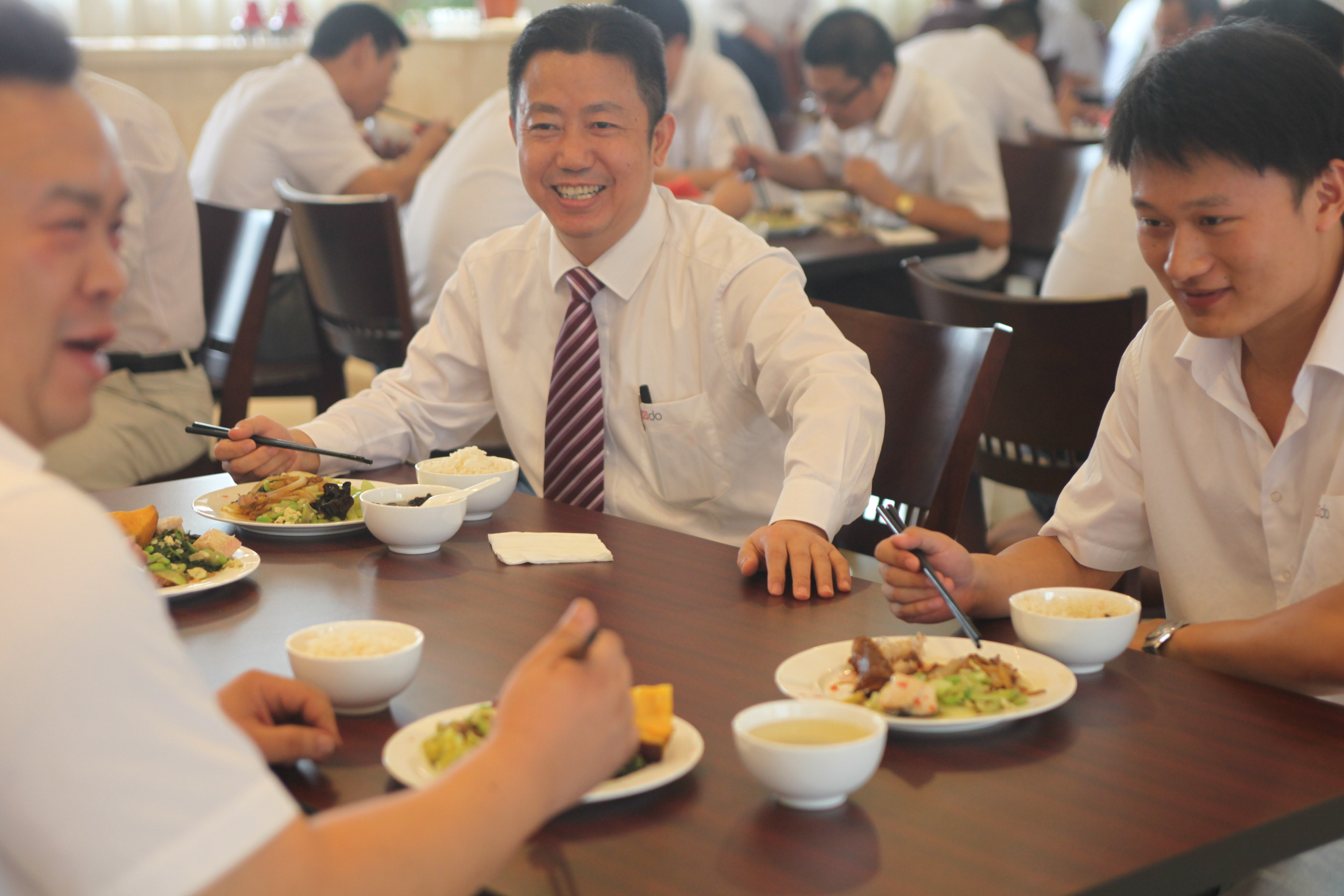 与员工一起用餐